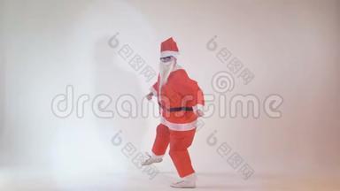 笨拙快乐的圣诞老人在运动时摔倒。4公里。